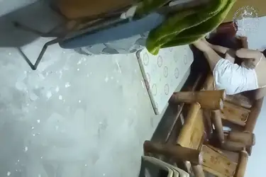 Di Kursi Bambu
